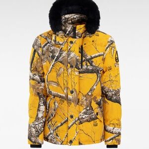 Men's Yellow Camouflage Puffer Jacket with Fur-Trimmed Hood